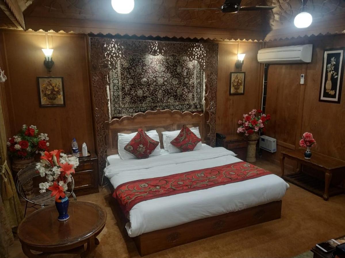 The Mughal Sheraton Houseboat Hotel Durgjan Exterior foto